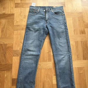 Levis tjej jeans  - Säljer dessa riktigt fina jeans från Levis! Märke: Levis Storlek: 28:32