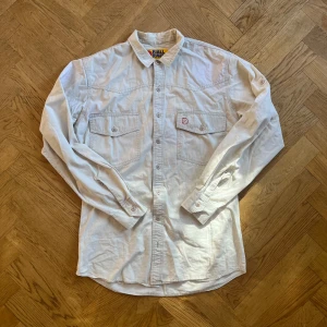 Fjällräven Skjorta - Vintage Fjällräven skjorta i väldigt bra skick för sin ålder. Passar M För mer info är det bara att fråga. :)