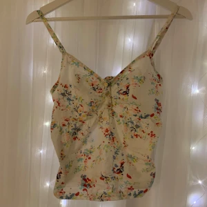 Mönstrat linne - 🤍 Supersöt topp som jag sytt om från en klänning! 🤍 Strl XS 🤍 Från SisterS point    Vintage, 00s, 90s, back2school, Höst, Coquette, Y2K vintage cyber y2k archive aesthetic coquette cottage lolita soft aestheticy2k fairy grunge lana paris parislondon 