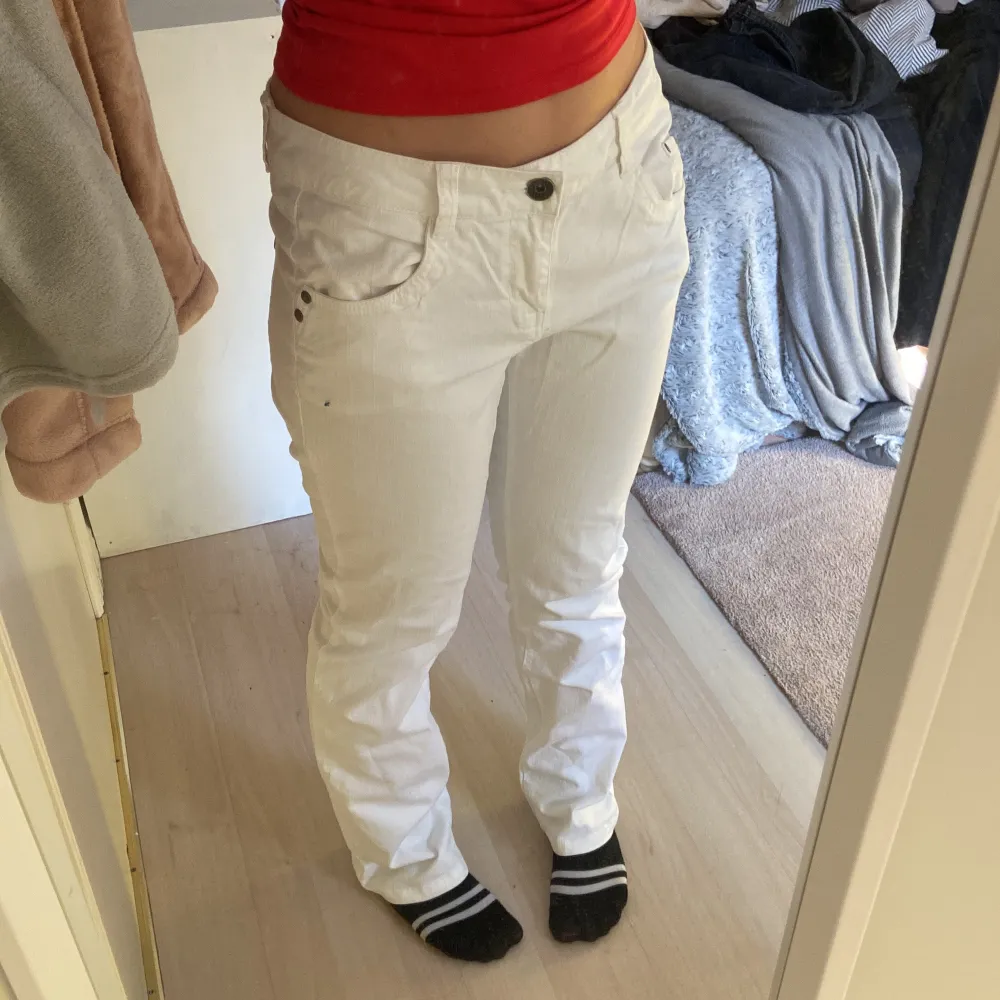 Fina lågmidjade jeans från ellos  De är typ straight Inga fläckar eller andra täcken på slitage. Jeans & Byxor.