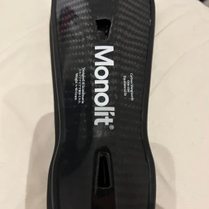 Monolit benskydd - Säljer mina otroligt sköna monolitbenskydd eftersom de inte används längre helt enkelt. De är 19 cm långa och väger 40 gram vilket gör att de knappt ens känns när man spelar. De är köpta för 799 men jag säljer de för 350 men priset kan diskuteras.