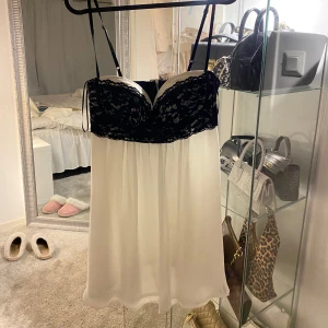 Korsett klänning - Vit klänning med svart spets korsett inbyggt. Finns även band som man kan justera.  Så vacker klänning men aldrig kommit till användning. Endast testad så helt oanvänd i nyskick. Storlek S🎀pris går att diskutera vid snabb affär!