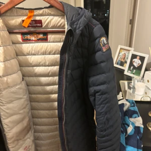 Jag säljer en parajumper eftersom den är för stor för mig. Den är i bra skick har använt rätt så mycket men den är fortfarande i bra skick. Perfekt för kalla dagar! Om du är intresserad, hör gärna av dig! - Det är storlek Xl men passar L med 