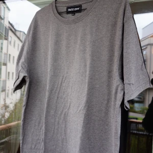 Tshirt - Grå, mjuk tröja från Take Off. 3XL införskaffad på Stadium Outlet. Sitter lätt oversize på mig som är 180cm. Inte mycket använd. Kolla gärna profilen. Säljer gärna flera plagg samtidigt. Frakt tillkommer. 