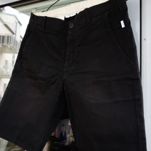 Shorts - Svarta shorts från Vailent. M. Sitter aningen tight på mig. Inte mycket använda Kolla gärna profilen. Säljer gärna flera plagg samtidigt. Frakt tillkommer. 