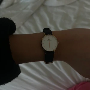 Klocka från Daniel Wellington - En fin klocka från Daniel Wellington, använd men inga tecken på användning!💕