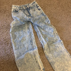 Ljusblåa tvättade raka jeans - Jeansen är jättefina och passar bra med många fina plagg.  Plagget sitter löst förutom i rumpan vilket ger en jättefin kroppsform!