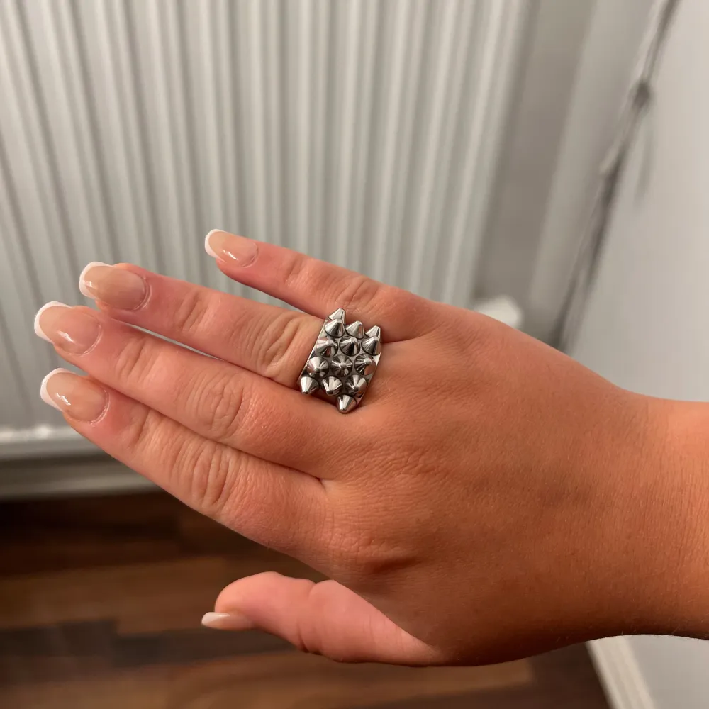 Säljer min Edblads ring då jag vill köpa ny i guld.. Accessoarer.