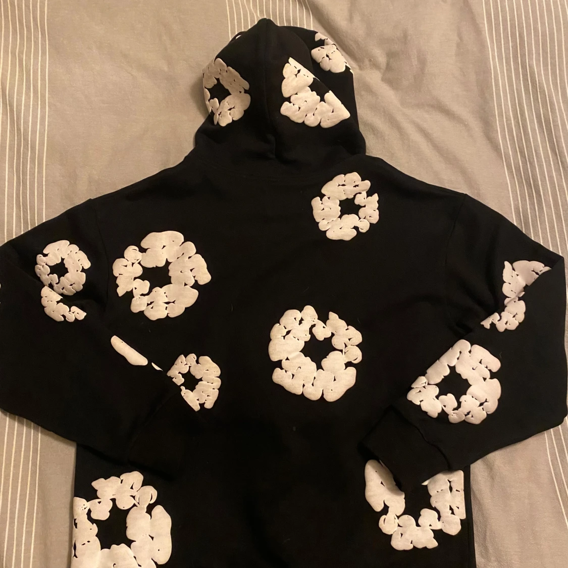Svart hoodie med blommönster från Denim Tears - 90
