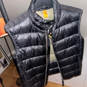 Parajumper väst  - Glansig parajumper väsy köpt på kidsbrandstore för 3-4k längesen, nästan inte alls använd nyskick. Storlek Y-S bättre pris hittar ni nog inte