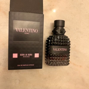 Valentino Uomo Born in Roma Intense - Säljer en parfym från Valentino, Born in Roma Intense. Endast testad då det vart ett felköp (skulle haft damparfymen) så är helt ny!                                            50 ml i köpt på kicks. 