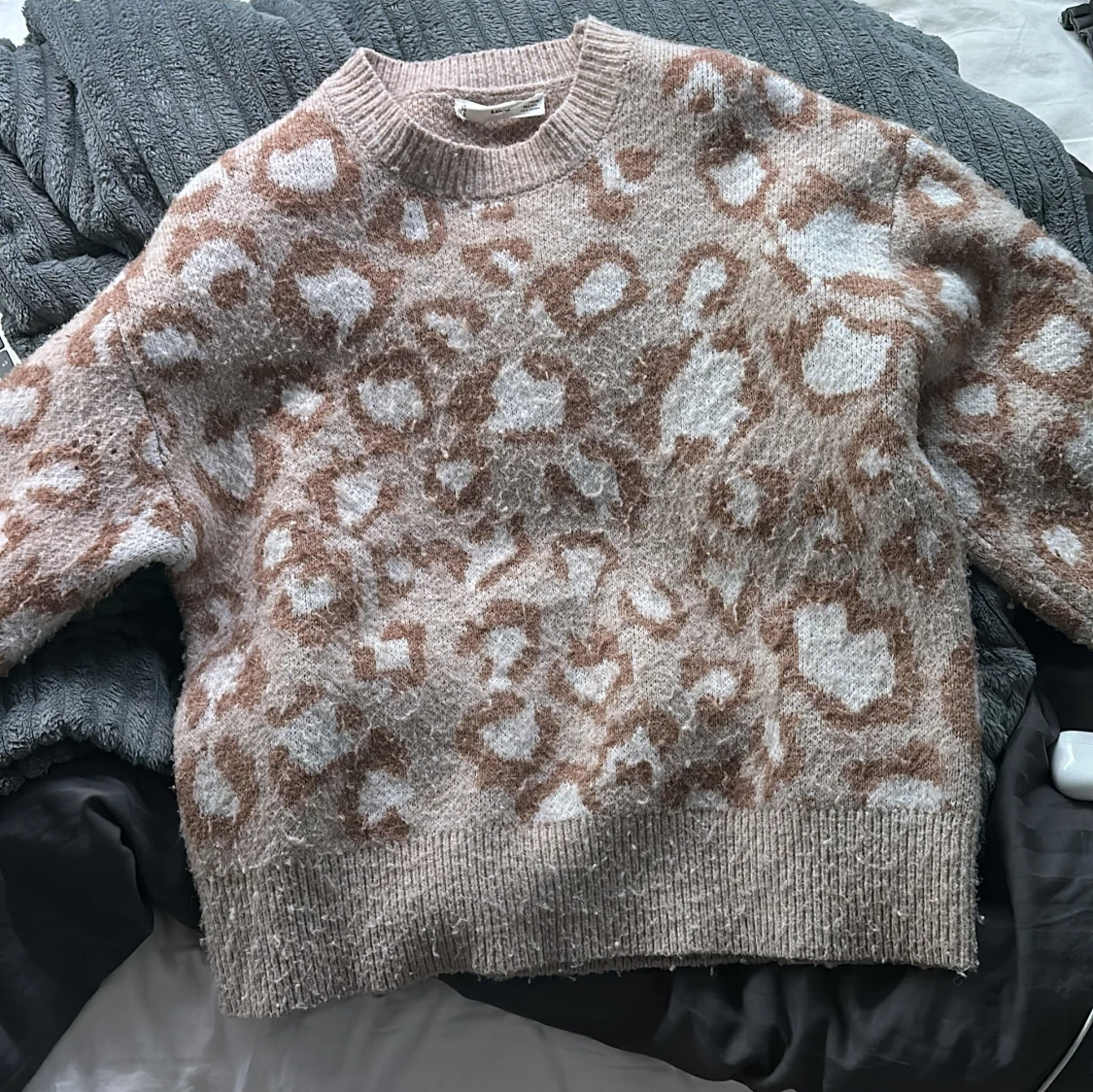 Beige leopardmönstrad stickad tröja