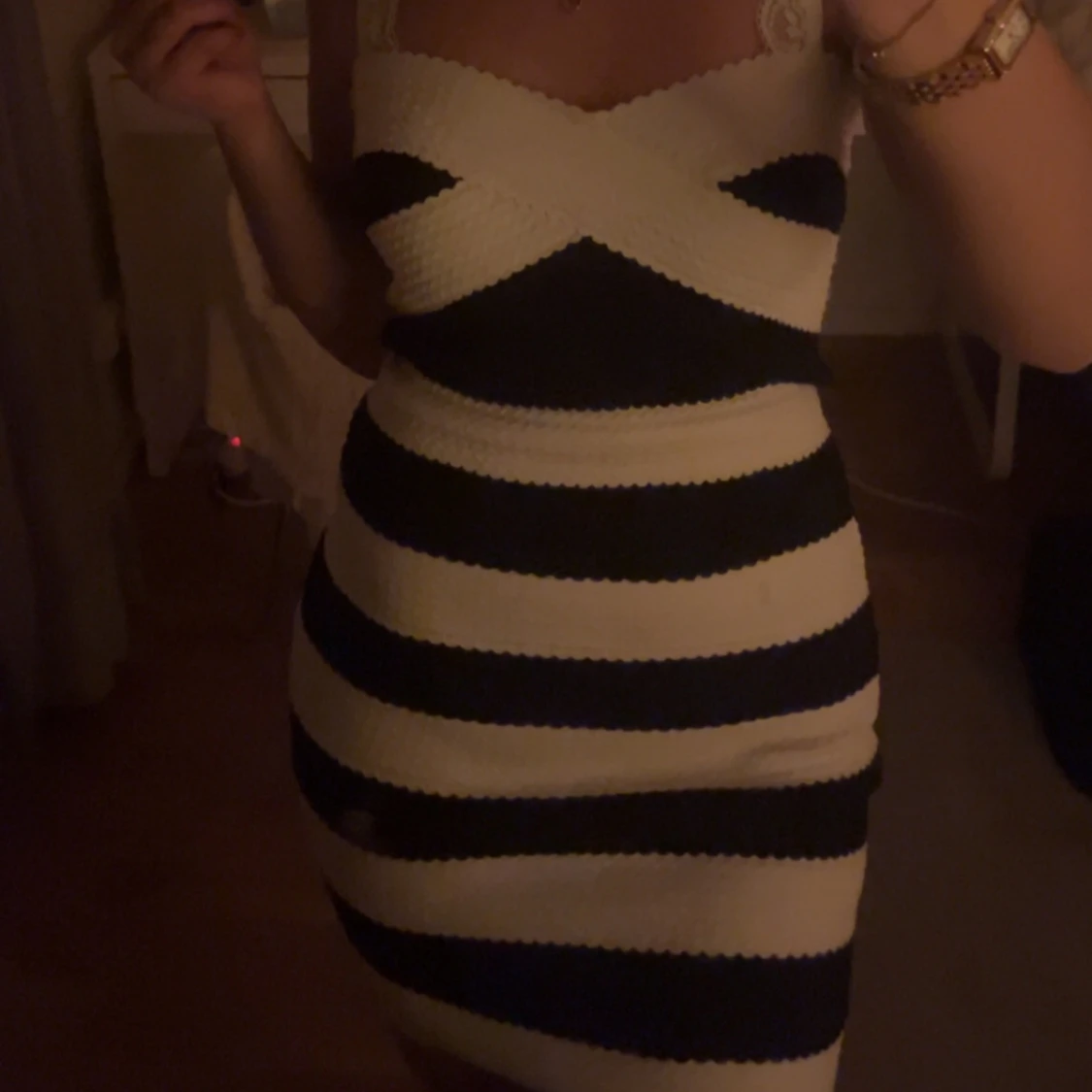 Randig klänning i svart och vit