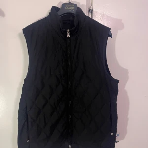 Oscar Jacobsson Väst - Hej, säljer nu denna superfina quiltade Oscar Jacobsson väst i bra skick. Skriv gärna om ni har frågor eller lägg gärna prisförlag då priset inte är hugget i sten. 
