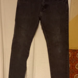 Svarta slim jeans från H&M - Snygga svarta slim jeans från H&M med låg midja. Perfekta för en stilren look. Tillverkade i Bangladesh, dessa jeans är både bekväma och trendiga.