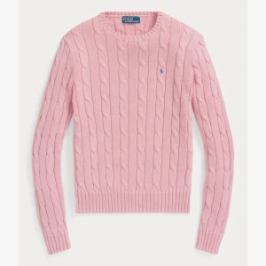 Rosa kabelstickad tröja från Polo Ralph Lauren - Säljer en snygg rosa kabelstickad tröja från Polo Ralph Lauren. Tröjan har en klassisk design med rund hals och det ikoniska logotypbroderiet på bröstet. Perfekt för en stilren look!     Min sister fick den i julklapp av sin vän men den var för liten för henne, den är helt oanvänd och etiketten är fortfarande på. Storleken är dam M men det passar bättre om man har dam S.