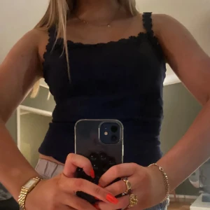 &otherstories topp - Så fint marinblått linne med blommiga band, inga defekter! (Lånade bilder)