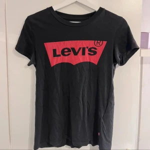 Levi's T-shirt  - Säljer en svart t-shirt från Levi's. 