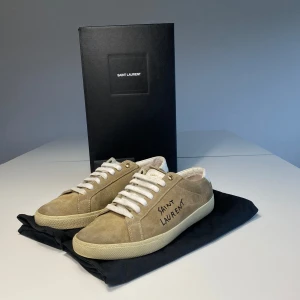 Saint Laurent sneakers - Säljer dessa trendiga Saint Laurent sneakers i bra skick. Skorna är i storlek 40 men sitter mycket större typ 41.5. Box, dustbags och kort ingår. Den här färgen säljs ej längre vilket gör de väldigt sällsynta och nypris ~6000. Kom privat för fler frågor eller bilder!