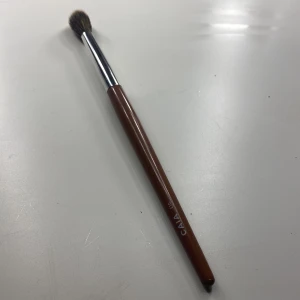 Ögonskuggsborste från CAIA - Snygg ögonskuggsborste från CAIA med brunt handtag och mjuka borst. Perfekt för att blanda och applicera ögonskugga med precision. Säljer pga kommer aldrig till användning.