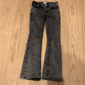 Grå bootcut jeans från Grunt - Säljer dessa mörkgrå bootcut jeans, storlek W 25-26 passar mig som är 150-155 cm lång. Inga defekter och använda fåtal gånger, nypris 649kr