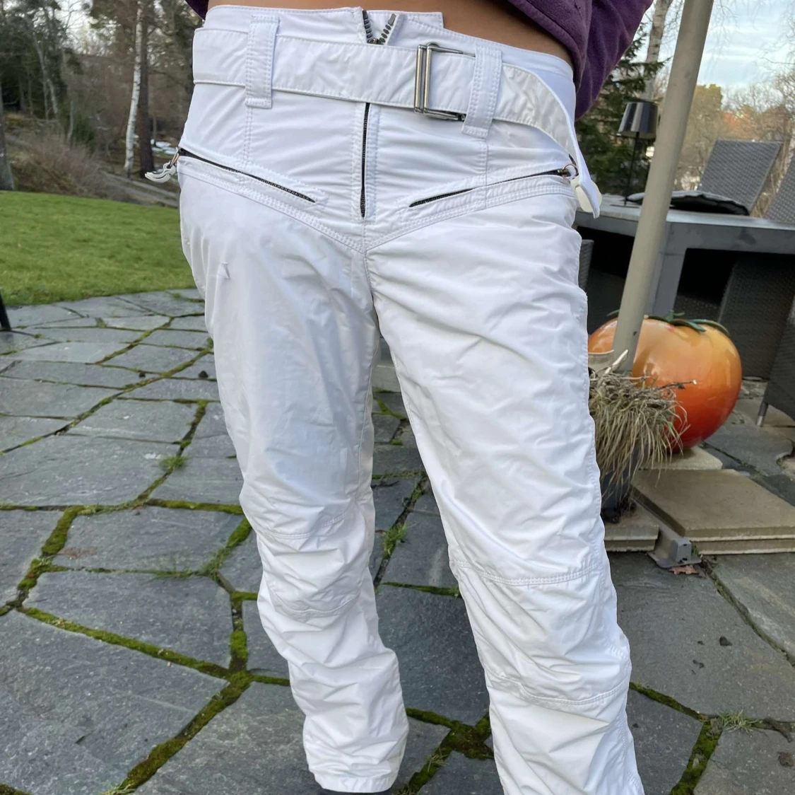 Vita byxor med bälte