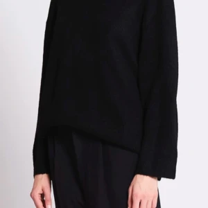 Svart långärmad tröja - Stickad svart tröja från lager som inte kommer till användning.