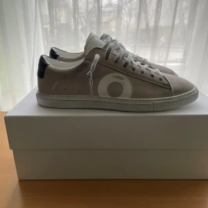 Oliver Cabell Sneaker - Oliver Cabell Low 1 Fog 10/10 condition, Size :41, OG all(Box, Dust-bag) VNDS(1x tried indoor), if you like it please write me on instagram and we discuss everything, check my bio!                                                                my instagram:szlgydnt