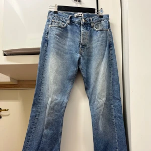 Två par för 799kr. Blå och grå jeans från Hope.  - Två par jeans från Hope i storlek 28 för 899kr. Ett par i klassisk blå denim och ett par i grått. Jeansen är använda vardagligen och båda har varsin ihopsydd ficka och uppslitet tyg vid nederkanten. 