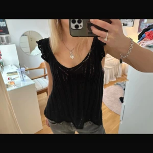 snygg stickad tröja från only - jättemysig och perfekt blus till sommarn i storlek S💞skriv för fler bilder!                                                                  (inte min bild)