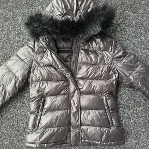 Svart dunjacka med pälskrage (fusk päls och dun) - Säljer en svart dunjacka från GAP med en avtagbar (fusk)  pälskrage. Jackan har en dragkedja framtill och långa ärmar. Perfekt för kyliga dagar när du vill hålla dig varm och stilren. 🖤storlek M men jag tycker den är som S