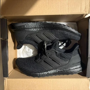 Adidas - Ett par fräscha svarta adidas skor. Väldigt bra kvalite i helt nytt skick. 