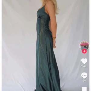 Bystina klänning - Sophie dress Grön Bystina söks❗️❗️söker någon som skulle vara intresserad att sälja 🫶