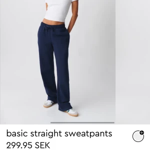 Blå mjukisbyxor - Marinblåa mjukisbyxor från GinaTricot. Rak passform och i storlek xs. Knappt använda och tvättade någon enstaka gång. Fortfarande mjuka och lena inuti utan några fläckar eller märken. Köpare står för frakt 💙💙