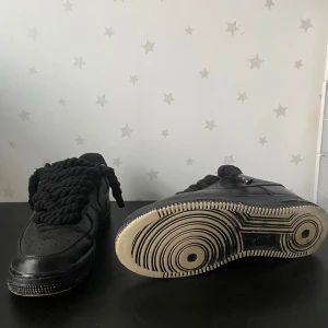 Svarta Nike AF1 - Custom made af1 med tjocka rope snören. Priset kan diskuteras.