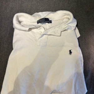 Ralf lauren piké  - Ralf lauren piké i storlek S och är en träning piké men kan användas som vanlig , tag finns kvar någonstans 