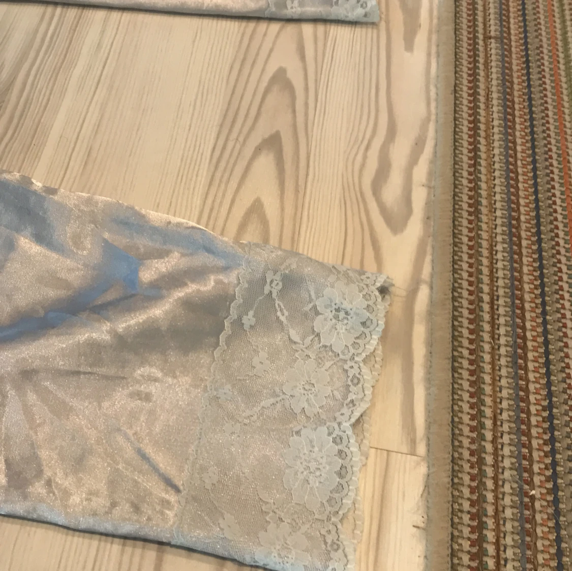 Silvrig Pyjamas med spetsdetaljer - 90