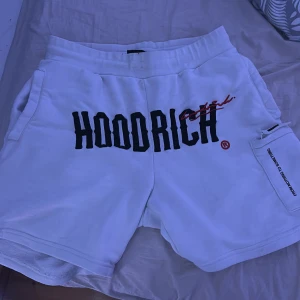 Vita shorts från Hoodrich - Snygga hoodrich shorts använda 1/4 gånger dem var för små för mig fick dem i födelsedagspresent 