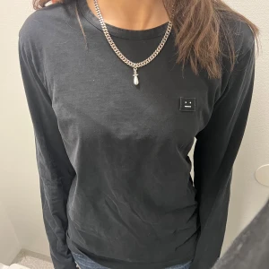 Svart långärmad tröja med logotyp - Säljer denna snygga Acne studios tröja! Nästintill nyskick! Storlek S❤️❤️Pris kan diskuteras❤️