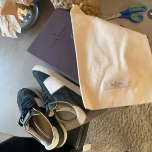 Valentino flycrews i blått och vitt strl  tar gärna byten priset är ej fast ! - Snygga Valentino sneakers i blått och vitt med snörning. Skorna har en stilren design med en kontrasterande camoflauge sula och detaljer i mocka.