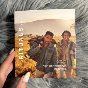 Rituals hydrating face cream  - Upptäck Rituals Homme High Performance Essentials med en uppfriskande anti-perspirant spray och en 24h återfuktande ansiktskräm. Perfekt för den moderna mannen som söker effektivitet och stil i sin dagliga rutin.Hydrating face cream & refreshing anti perspirant spray Unopened ✨ Nice as a gift❤️‍🔥