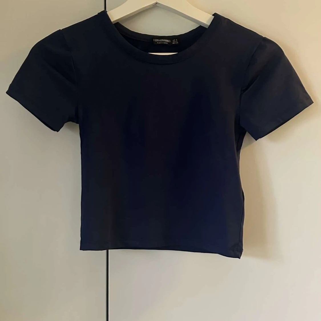 Mörkblå croppad topp från stradivarius - 90