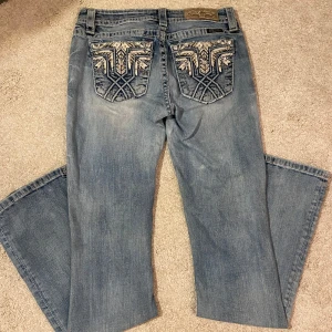 Blå jeans från Miss Me - Coola ljus blå jeans från Miss Me med skit snygga fickor! Är i bra skick och sparsamt använda. Innerbenslängden är 82 cm och midjemåttet rakt över 37 cm 💞