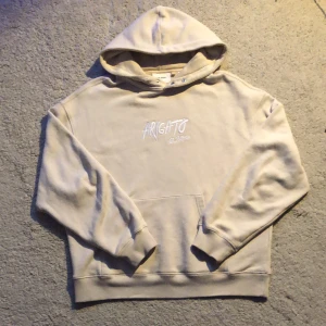 Axel Arigato hoodie - En tvär nice hoodie från Axel Arigato. Mycket bra skick förutom att en knapp på luvan har ramlat av (se sista bilden). Annars är den nästan helt ny. Självklart äkta💸 Priset är inte hugget i sten så kom gärna med förslag😊Om du vill ha fler bilder eller har frågor så skriv👍🔥