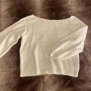 Vit stickad offshoulder tröja - Vit stickad off shoulder tröja 