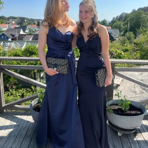 Mörkblå balklänning med slits -  mörkblå super fin balklänning. Endast använd en gång, från jj’s house 