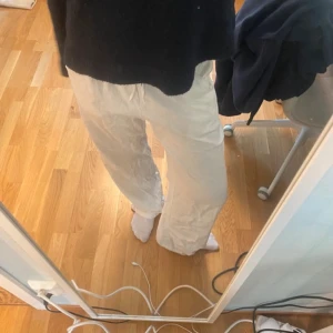 Vita linnebyxor  - Linnebyxor ifrån Lindex barnavdelning. I storlek 164 men sitter jätte fint på mig som oftast bär xs-s och är 165 lång. Knappt använda, jätte fint skick.💕❤️ pris kan diskuteras 