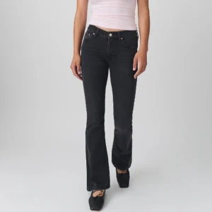 Svarta bootcut jeans - Snygga svarta bootcut jeans med klassisk femficksdesign. De har en knapp och dragkedja framtill och är perfekta för en stilren look. Passar bra till både vardag och mer uppklädda tillfällen. Fick i julklapp men passade inte. Så endast använda 2 gånger 