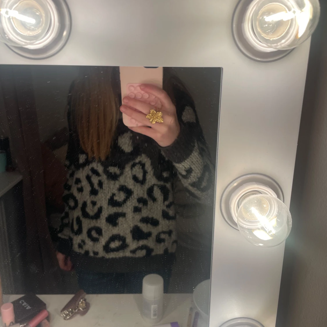 Grå leopardmönstrad tröja