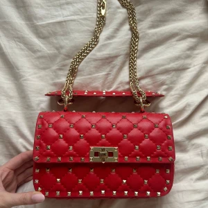 Valentino liknande väska - Så fin väska som liknar valentino rockstud small nappa. Sista bilden ser man allt som kommer med. Köptes för 1000kr + tull, mitt pris 600kr❤️, det finns små defekter - 2 nitar som fallit av från handtaget samt att lite av den guldiga färgen gått bort på låset. Hör av för mer bilder och frågor🥰